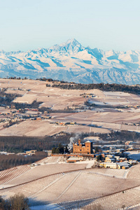 Grinzane 凯沃尔城堡和山在意大利北部, langhe r