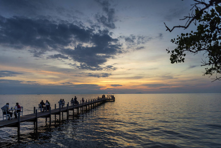 游客可在柬埔寨群岛的小镇码头观赏日落