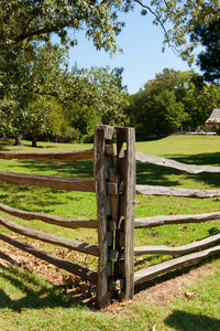 农场上的古老木栅栏。