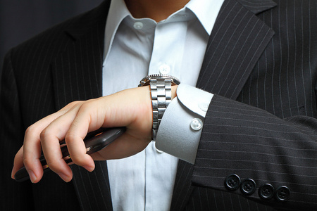 分钟的手里男人手里拿着手表.照片