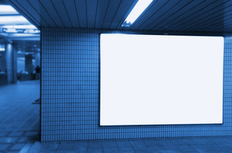 空白广告牌或大灯箱在机场或地铁站墙上展示, 蓝色色调, 复制空间为您的短信或媒体内容, 商业和营销理念