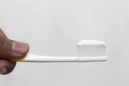 与顶级的隔离 口腔护理概念上的牙膏的牙刷