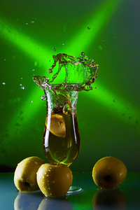 绿苹果和带果汁的玻璃杯图片