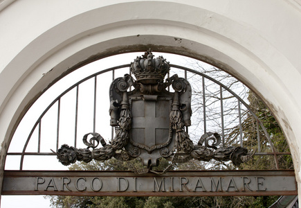 米拉马尔城堡大门上的一件盔甲