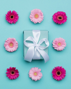母亲节快乐, 妇女节, 情人节或生日柔和的蓝色糖果颜色背景。花卉平躺在最小的概念与精美包装的礼物
