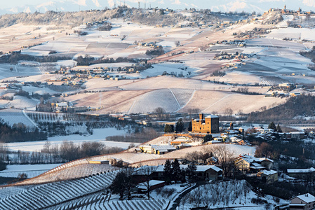 Grinzane 凯沃尔城堡和山在意大利北部, langhe r