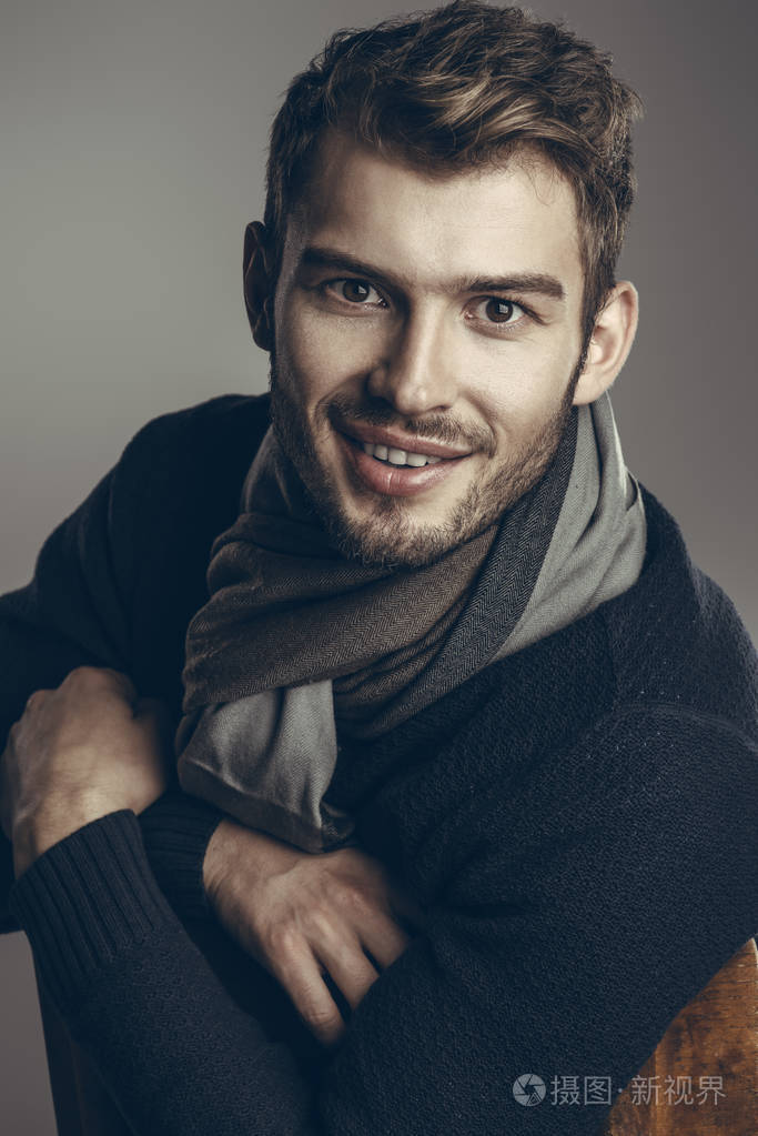 美丽的男人微笑着