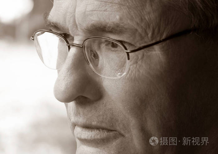 高级成熟男子, 画像一个悲哀的忧郁的老人与眼镜