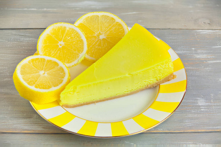 美味的芝士蛋糕与柠檬在盘子