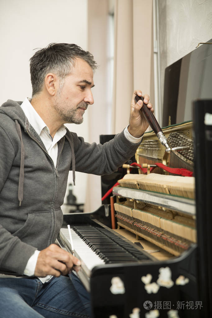 钢琴技师修钢琴