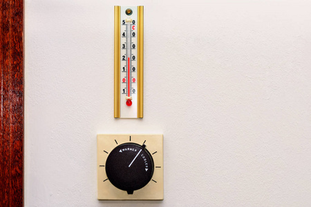 房间温度计和调节器