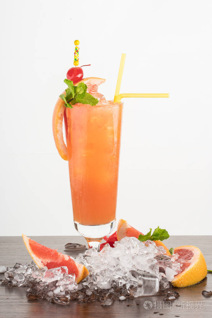 橙色鸡尾酒在一个高玻璃