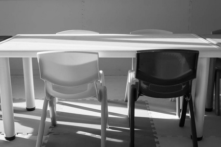 儿童房椅子和桌子的黑白图像。 选择性的