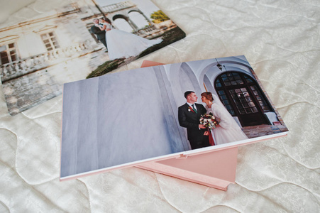 写真或相册在床上的婚礼照片页