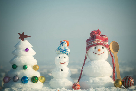 雪人与笑脸在帽子上冬季的一天