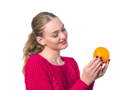 美丽的年轻女子与橙色的肖像。健康食品具体