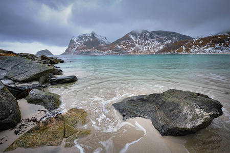 在挪威的峡湾的岩石海岸