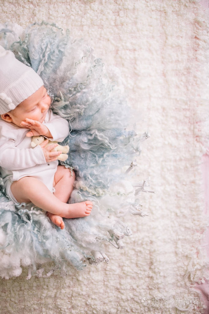 画像熟睡的婴孩在白色