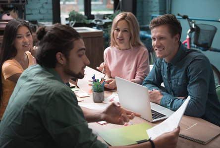 快乐的同事互相倾诉图片