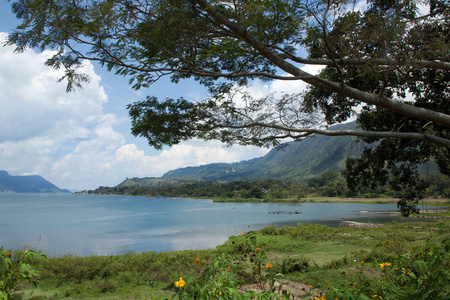 湖边多山河岸