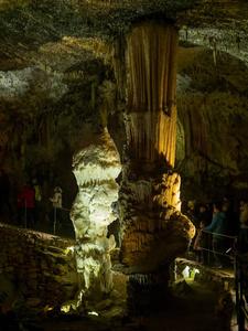 圣诞时期波斯托伊纳洞穴照明 dripstones