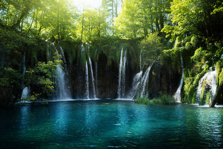 在森林里，十六湖，克罗地亚瀑布
