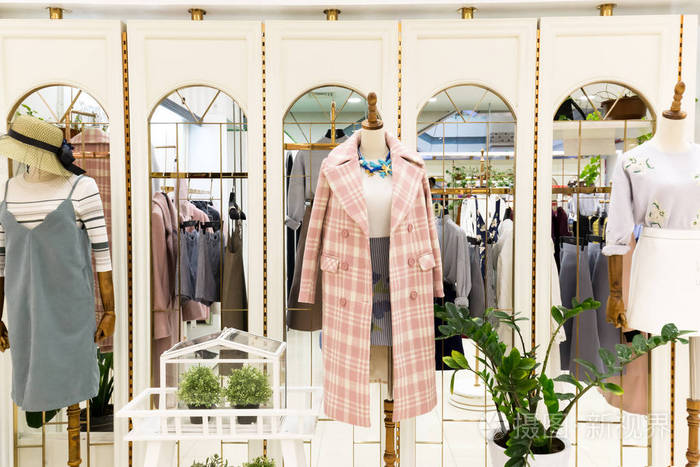 在商场里的新时尚服装