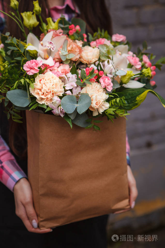 手持花纸盒的女性手
