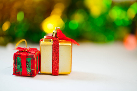 礼品盒和装饰圣诞节和新年的隔离