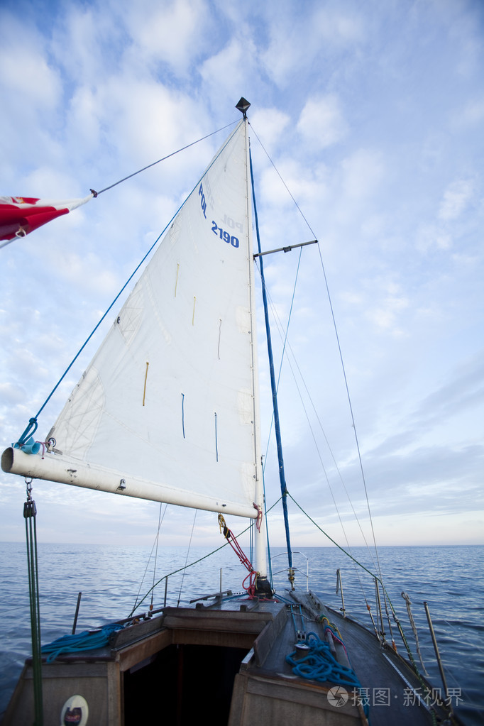 sailing boat in the sea照片-正版商用图片03kmls-摄图新视界