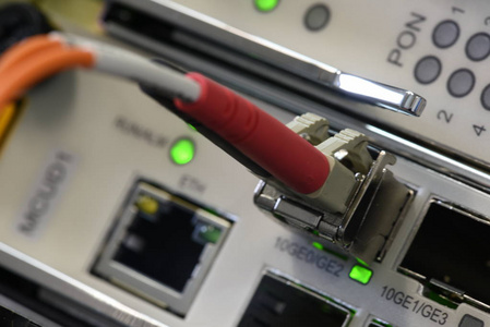 光纤跳线连接到被动线单元，信息技术在互联网的东西设备
