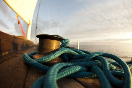 海上帆船上的绳索