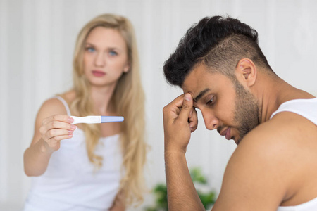 年轻, 女人秀男子阳性怀孕测试冲突关系问题
