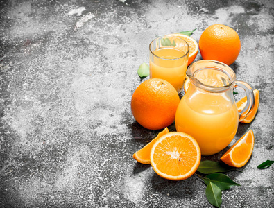 成熟橙子的新鲜果汁