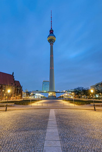 著名的电视塔在柏林亚历山大广场夜间
