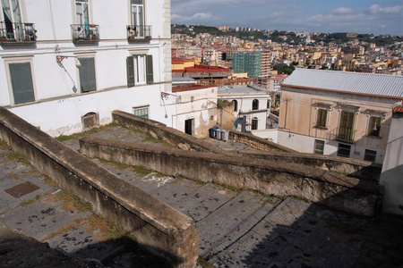 那不勒斯的城市从那不勒斯的旧楼梯的看法叫 Pedamantina, 联合国教科文组织世界遗产