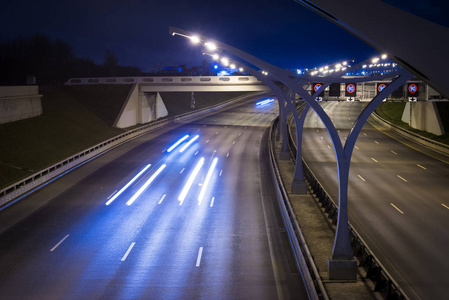 夜间高速交通夜间高速公路上的灯光小径, 长曝光抽象城市背景
