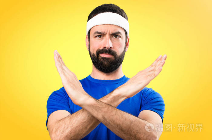 滑稽的运动员在多彩的背景上没有手势