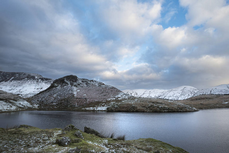 美丽的长曝光 Llyn Dywarch 冬季景观图象