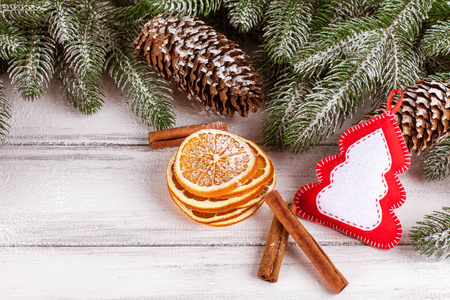 圣诞横幅与绿色树, 锥体, 手工毛毡装饰品, 橙色和肉桂在白色木背景。文本的空白