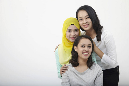 三多种族马来西亚妇女在演播室摆姿势