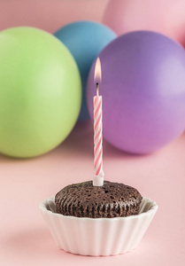 一支小蜡烛一支蜡烛的小生日蛋糕照片