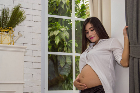 腹部妇女在家里做活动