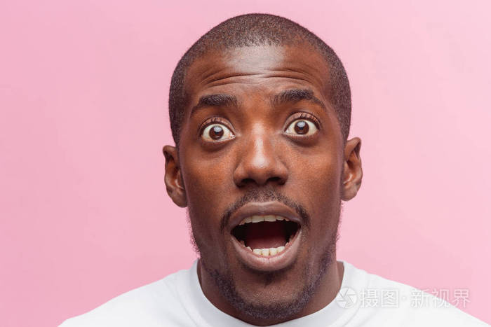 英俊年轻的肖像惊讶黑人非洲男子