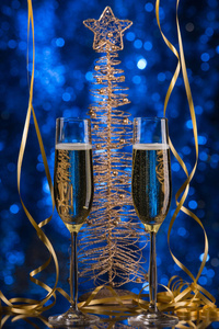 两杯香槟配蓝色散背景, 节日装饰, 圣诞玩具