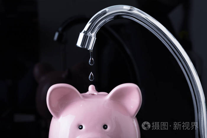水从水龙头内滴水 "在黑色背景照片-正版商用图片03kyqj-摄图新视界