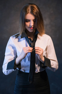 女子教学会结领带有用的教程图片