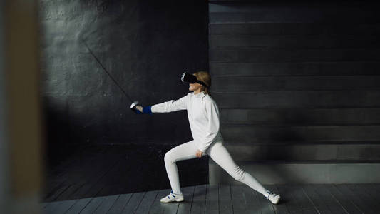 集中击剑女子练习击剑练习用 Vr 耳机和训练模拟器比赛室内游戏