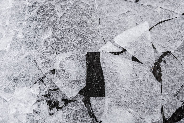 解冻冰在水面上的破碎