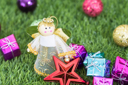 圣诞节天使玩偶和圣诞节装饰图片